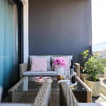 Lola's Luxury Apartment