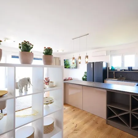 Lola's Luxury Apartment *
