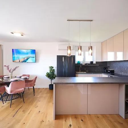Lola's Luxury Apartment